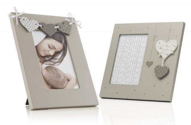 Portafoto Do Re Mi Millecuori di Brandani Gift Group disponibile nei colori Tortora/Bianco. Misura 10 x 15 cm. www.brandani.it Portafoto Do Re Mi Millecuori di Brandani Gift Group disponibile nei colori Tortora/Bianco. Misura 10 x 15 cm. www.brandani.it