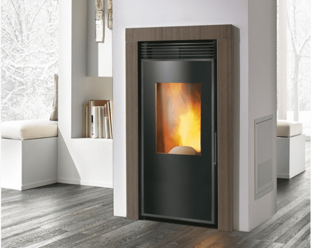 È disponibile in tre diversi livelli di potenza, da 12, 15 e 20 kW, il termocamino a pellet Inside W di Caminetti Montegrappa in grado di modulare automaticamente la potenza termica, per adattarla ai fabbisogni dell'ambiente. Due le versioni: Mirror, con vetro a specchio, e Black con vetro verniciato nero. Di serie cronotermostato e display retroilluminato digitale multifunzione. L 59 x P 82 x H 110 cm. Prezzo a partire da 3.320 euro. www.caminettimontegrappa.it È disponibile in tre diversi livelli di potenza, da 12, 15 e 20 kW, il termocamino a pellet Inside W di Caminetti Montegrappa in grado di modulare automaticamente la potenza termica, per adattarla ai fabbisogni dell'ambiente. Due le versioni: Mirror, con vetro a specchio, e Black con vetro verniciato nero. Di serie cronotermostato e display retroilluminato digitale multifunzione. L 59 x P 82 x H 110 cm. Prezzo a partire da 3.320 euro. www.caminettimontegrappa.it