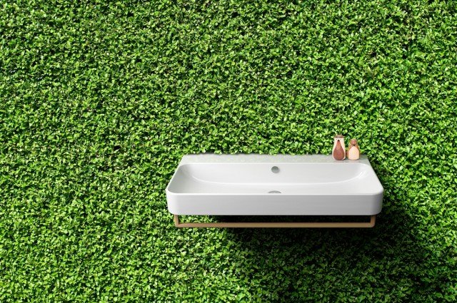 La collezione Green di Catalano è caratterizzata da spessori molto sottili e superfici curve che favoriscono il naturale deflusso dell’acqua. È composta da 7 lavabi, di cui 3 da installare a sospensione, a semincasso su piano, su mobile e su colonna (L 100 x P 50 cm, L 80 x P 50 cm e L 60 x P 50 cm) e 4 da appoggio (L 60 x P 38 cm, L 50 x P 38 cm, Ø 48 cm e Ø 42 cm). Prezzi su richiesta. www.catalano.it La collezione Green di Catalano è caratterizzata da spessori molto sottili e superfici curve che favoriscono il naturale deflusso dell’acqua. È composta da 7 lavabi, di cui 3 da installare a sospensione, a semincasso su piano, su mobile e su colonna (L 100 x P 50 cm, L 80 x P 50 cm e L 60 x P 50 cm) e 4 da appoggio (L 60 x P 38 cm, L 50 x P 38 cm, Ø 48 cm e Ø 42 cm). Prezzi su richiesta. www.catalano.it