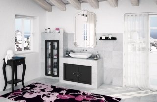 composizione bagno collezione “I piastrellati” di Cerasa laccato nero frontali di colore nero, lavabo Jazz in ceramica, maniglie a “C” e specchio sagomato composizione bagno collezione “I piastrellati” di Cerasa laccato nero frontali di colore nero, lavabo Jazz in ceramica, maniglie a “C” e specchio sagomato