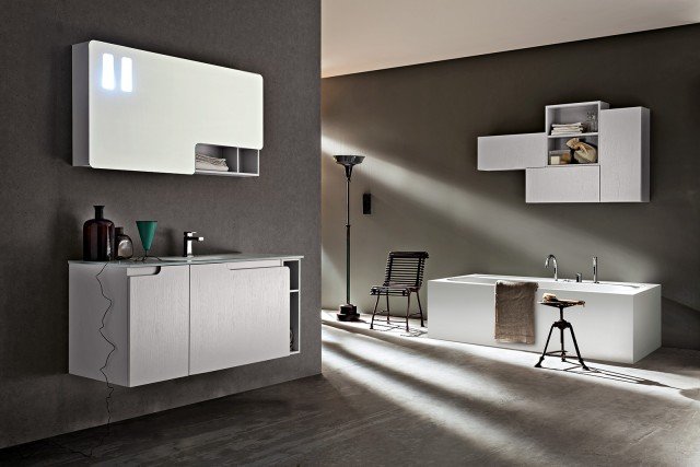 L’anta dello specchio contenitore della serie Ryo di Cerasa si apre a vasistas e ha una sagomatura che scopre un vano a giorno. Lo specchio è dotato di presa-interruttore e illuminazione a LED ed è rifinito laccato opaco Platino con effetto poro aperto. Disponibile anche nella larghezza di 105 cm, misura L 120 x P 17,7 H 56 cm. Prezzo, Iva esclusa, 871 euro. www.cerasa.it L’anta dello specchio contenitore della serie Ryo di Cerasa si apre a vasistas e ha una sagomatura che scopre un vano a giorno. Lo specchio è dotato di presa-interruttore e illuminazione a LED ed è rifinito laccato opaco Platino con effetto poro aperto. Disponibile anche nella larghezza di 105 cm, misura L 120 x P 17,7 H 56 cm. Prezzo, Iva esclusa, 871 euro. www.cerasa.it