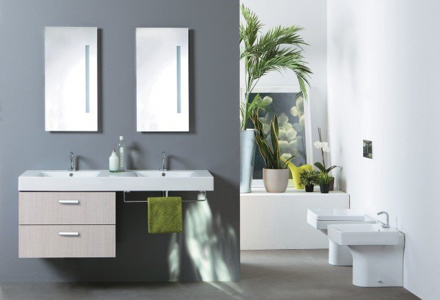 I lavabi della serie Acquaceramica Cento di Colavene sono disponibili in cinque misure standard (L 50/60/70/80/100 x P 45 cm) più una large (L 140 x P 45 cm) con doppia vasca. Le combinazioni con i mobili prevedono elementi a una o due ante e cassettoni sospesi o a terra. La serie include anche piani portaoggetti in cristallo e portasciugamani a filo lavabo. Prezzo su richiesta. www.colavene.it I lavabi della serie Acquaceramica Cento di Colavene sono disponibili in cinque misure standard (L 50/60/70/80/100 x P 45 cm) più una large (L 140 x P 45 cm) con doppia vasca. Le combinazioni con i mobili prevedono elementi a una o due ante e cassettoni sospesi o a terra. La serie include anche piani portaoggetti in cristallo e portasciugamani a filo lavabo. Prezzo su richiesta. www.colavene.it