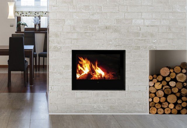 Attraverso il termocamino a legna Aquamaxi 28 di Edilkamin è possibile alimentare l'impianto di riscaldamento (termosifoni o pannelli radianti a pavimento) in abbinamento con pannelli solari e/o con la caldaia a gas. È predisposto anche per la cottura dei cibi. 27,8 kW, misura L 108 x P 99 x H 178 cm. A partire da 3.308,70 euro. www.edilkamin.it Attraverso il termocamino a legna Aquamaxi 28 di Edilkamin è possibile alimentare l'impianto di riscaldamento (termosifoni o pannelli radianti a pavimento) in abbinamento con pannelli solari e/o con la caldaia a gas. È predisposto anche per la cottura dei cibi. 27,8 kW, misura L 108 x P 99 x H 178 cm. A partire da 3.308,70 euro. www.edilkamin.it