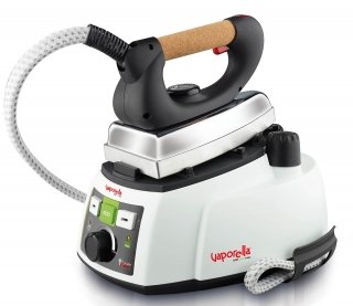 Vaporella 535 Eco Pro di Polti è dotata della Funzione Eco che imposta automaticamente la pressione del vapore ottimale per risparmiare fino al 30% di elettricità e di acqua. Ha tappo di sicurezza che non si svita se all’interno della caldaia c’è anche una minima pressione residua. Con piastra in alluminio e manico in sughero pressione, ha vapore fino a 90 g/min. Prezzo 99,90 euro. www.polti.com Vaporella 535 Eco Pro di Polti è dotata della Funzione Eco che imposta automaticamente la pressione del vapore ottimale per risparmiare fino al 30% di elettricità e di acqua. Ha tappo di sicurezza che non si svita se all’interno della caldaia c’è anche una minima pressione residua. Con piastra in alluminio e manico in sughero pressione, ha vapore fino a 90 g/min. Prezzo 99,90 euro. www.polti.com