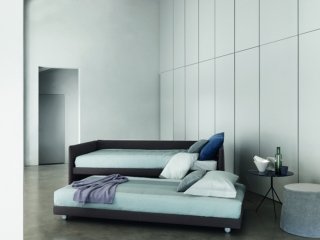 Divano/Letto/Dormeuse Duetto, Flou, con struttura rivestita in tessuto, pelle, ecopelle o Nabuk sfoderabili grazie al velcro. Letto singolo, divano, diventa facilmente un letto matrimoniale con aggiunta del secondo letto estraibile che si solleva grazie ai pratici pistoni a gas può essere ancorato al primo con due blocchi in acciaio e gomma. Completato da un elegante basco di copertura, da buste porta guanciale e cuscini a rullo, può essere personalizzato con l’aggiunta dello schienale. Il piano di riposo sia del primo che del secondo letto è a doghe. Dal 2014 è disponibile anche la versione morbida con gonna ‘shabby chic’ del rivestimento, che prevede cuscini sagomati con rivestimento sfoderabile in tessuto, pelle o ecopelle, rendendo più confortevole la seduta nell’utilizzo come dormeuse o divano. Misure: 85x190/200 cm oppure 100x190/200 cm. Prezzo configurazione base 1° letto: 2.400,00 euro; 2° letto estraibile 1.405,00 euro. Da Settembre 2014 fino al 31 dicembre 2014 per ogni acquisto in regalo un piumino 4 www.fluo.it Divano/Letto/Dormeuse Duetto, Flou, con struttura rivestita in tessuto, pelle, ecopelle o Nabuk sfoderabili grazie al velcro. Letto singolo, divano, diventa facilmente un letto matrimoniale con aggiunta del secondo letto estraibile che si solleva grazie ai pratici pistoni a gas può essere ancorato al primo con due blocchi in acciaio e gomma. Completato da un elegante basco di copertura, da buste porta guanciale e cuscini a rullo, può essere personalizzato con l’aggiunta dello schienale. Il piano di riposo sia del primo che del secondo letto è a doghe. Dal 2014 è disponibile anche la versione morbida con gonna ‘shabby chic’ del rivestimento, che prevede cuscini sagomati con rivestimento sfoderabile in tessuto, pelle o ecopelle, rendendo più confortevole la seduta nell’utilizzo come dormeuse o divano. Misure: 85x190/200 cm oppure 100x190/200 cm. Prezzo configurazione base 1° letto: 2.400,00 euro; 2° letto estraibile 1.405,00 euro. Da Settembre 2014 fino al 31 dicembre 2014 per ogni acquisto in regalo un piumino 4 www.fluo.it