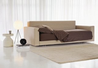 Divano Letto Piazza Duomo di Flou, trasformabile in letto singolo o matrimoniale in un unico divano. Testate e seduta, rivestibili in tessuto, pelle o ecopelle sfoderabili grazie al velcro, si completano con tre cuscini muniti di cerniere per consentire la sfoderabilità. Misure divano L 183/203 x P 115 x H 67 cm; misure letto L 183/203 x P 206 x H 67 cm. Prezzo base: 3.735,00 euro. Fino al 31 dicembre 2014 in regalo un piumino 4 stagioni. www.flou.it Divano Letto Piazza Duomo di Flou, trasformabile in letto singolo o matrimoniale in un unico divano. Testate e seduta, rivestibili in tessuto, pelle o ecopelle sfoderabili grazie al velcro, si completano con tre cuscini muniti di cerniere per consentire la sfoderabilità. Misure divano L 183/203 x P 115 x H 67 cm; misure letto L 183/203 x P 206 x H 67 cm. Prezzo base: 3.735,00 euro. Fino al 31 dicembre 2014 in regalo un piumino 4 stagioni. www.flou.it