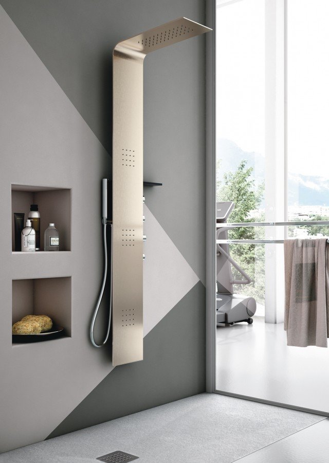 È disponibile in due finiture, neutra o rame, la colonna doccia in acciaio Lama di Hafro con miscelatore termostatico di serie, soffione integrato e tre getti verticali. L 18 x P 8/52 x H 167 cm. Prezzo su richiesta. www.hafro.it È disponibile in due finiture, neutra o rame, la colonna doccia in acciaio Lama di Hafro con miscelatore termostatico di serie, soffione integrato e tre getti verticali. L 18 x P 8/52 x H 167 cm. Prezzo su richiesta. www.hafro.it
