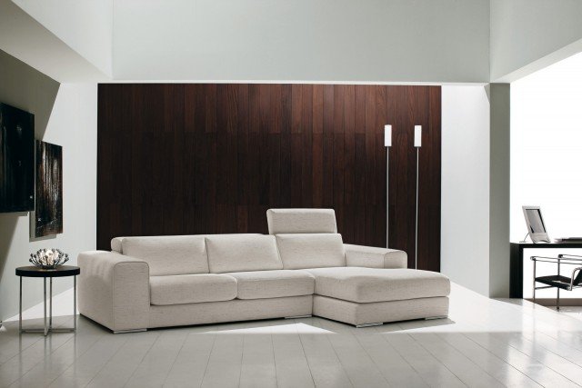 Divano Harry, Tino Mariani, con rivestimento in tessuto completamente sfoderabile, proposto anche nella versione divano in pelle. Disponibile a tre posti, a due posti, con penisola e angolare, un vero imbottito componibile realizzato con una solida struttura in legno e imbottitura in poliuretano espanso indeformabile. Caratterizzato da un sistema di regolazione del poggiatesta che permette tramite un semplice movimento di alzare lo schienale. I piedi in metallo cromato possono essere sostituiti da piedi in legno tinti noce, ciliegio, wenghè. Misure: L 295 X P108 (chaise-longue 168) cm. Prezzo di listino 5.500,00 euro. www.tinomariani.it Divano Harry, Tino Mariani, con rivestimento in tessuto completamente sfoderabile, proposto anche nella versione divano in pelle. Disponibile a tre posti, a due posti, con penisola e angolare, un vero imbottito componibile realizzato con una solida struttura in legno e imbottitura in poliuretano espanso indeformabile. Caratterizzato da un sistema di regolazione del poggiatesta che permette tramite un semplice movimento di alzare lo schienale. I piedi in metallo cromato possono essere sostituiti da piedi in legno tinti noce, ciliegio, wenghè. Misure: L 295 X P108 (chaise-longue 168) cm. Prezzo di listino 5.500,00 euro. www.tinomariani.it