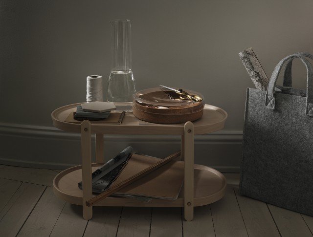 Kerros di iittala, brand del gruppo Fiskars, è un oggetto versatile: può essere usato come tavolino a due piani, come soluzione per tenere in ordine armadi e credenze e come vassoio. Realizzato in legno, misura 544 x 280 x 304 mm. www.ittala.com Kerros di iittala, brand del gruppo Fiskars, è un oggetto versatile: può essere usato come tavolino a due piani, come soluzione per tenere in ordine armadi e credenze e come vassoio. Realizzato in legno, misura 544 x 280 x 304 mm. www.ittala.com