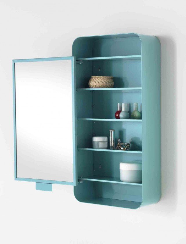 Ha anta a specchio il mobile blu Gunnern di Ikea attrezzato con ripiani dal bordo rialzato. Misura L 31 x P 12,4 x H 62 cm. Prezzo 34,99 euro. www.ikea.it Ha anta a specchio il mobile blu Gunnern di Ikea attrezzato con ripiani dal bordo rialzato. Misura L 31 x P 12,4 x H 62 cm. Prezzo 34,99 euro. www.ikea.it