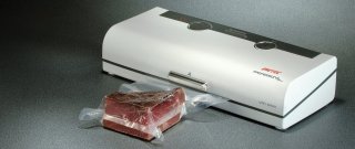 Macchina sottovuoto professional serie VM 1000 – art. 7146 di Imetec con funzionamento automatico, dotata di tasto on/off retroilluminato, temperatura regolabile della sbarra saldante, indicatore vuoto, 25 sacchetti inclusi, 90% di forza aspirante, disponibile nei colori bianco e nero. Prezzo:123.9 euro www.imetec.it Macchina sottovuoto professional serie VM 1000 – art. 7146 di Imetec con funzionamento automatico, dotata di tasto on/off retroilluminato, temperatura regolabile della sbarra saldante, indicatore vuoto, 25 sacchetti inclusi, 90% di forza aspirante, disponibile nei colori bianco e nero. Prezzo:123.9 euro www.imetec.it