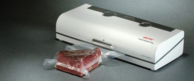 Macchina sottovuoto professional serie VM 1000 – art. 7146 di Imetec con funzionamento automatico, dotata di tasto on/off retroilluminato, temperatura regolabile della sbarra saldante, indicatore vuoto, 25 sacchetti inclusi, 90% di forza aspirante, disponibile nei colori bianco e nero. Prezzo:123.9 euro www.imetec.it Macchina sottovuoto professional serie VM 1000 – art. 7146 di Imetec con funzionamento automatico, dotata di tasto on/off retroilluminato, temperatura regolabile della sbarra saldante, indicatore vuoto, 25 sacchetti inclusi, 90% di forza aspirante, disponibile nei colori bianco e nero. Prezzo:123.9 euro www.imetec.it