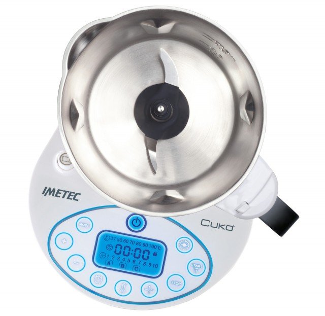 Cooking machine Cukò – art. 7780 – di Imetec cucina in autonomia risotti, past, vellutate: è sufficiente inserire gli ingredienti, impostare tempo, velocità e temperatura, al resto pensa lui e avvisa quando il piatto è pronto. È dotata di 3 programmi automatici (risotto, pasta, vellutata), impostazione manuale di velocità (da 1 a 10 + pulse), temperatura (da 37° a 100°C), tempo (da 1 secondo a 60 minuti ), display digitale retroilluminato con comandi touch screen, boccia in acciaio inox capienza 1,2 litri, ricettario con 100 ricette, le funzioni che svolge sono: cucinare, soffriggere, cuocere a vapore, bollire, mescolare, emulsionare, frullare, tritare, amalgamare, impastare torte. Prezzo: 349 euro www.imetec.it Cooking machine Cukò – art. 7780 – di Imetec cucina in autonomia risotti, past, vellutate: è sufficiente inserire gli ingredienti, impostare tempo, velocità e temperatura, al resto pensa lui e avvisa quando il piatto è pronto. È dotata di 3 programmi automatici (risotto, pasta, vellutata), impostazione manuale di velocità (da 1 a 10 + pulse), temperatura (da 37° a 100°C), tempo (da 1 secondo a 60 minuti ), display digitale retroilluminato con comandi touch screen, boccia in acciaio inox capienza 1,2 litri, ricettario con 100 ricette, le funzioni che svolge sono: cucinare, soffriggere, cuocere a vapore, bollire, mescolare, emulsionare, frullare, tritare, amalgamare, impastare torte. Prezzo: 349 euro www.imetec.it