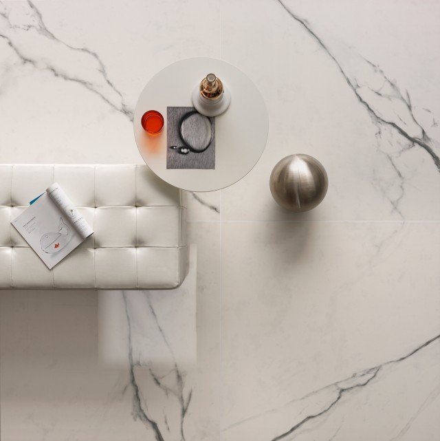 Timeless Marble di Lea Ceramiche riproduce su grandi lastre spesse appena 5,5 mm le preziose venature del marmo. Le varianti grafiche sono disponibili in 4 colori. In foto, il formato da 100 x 100 cm. Prezzo su richiesta. www.ceramichelea.it Timeless Marble di Lea Ceramiche riproduce su grandi lastre spesse appena 5,5 mm le preziose venature del marmo. Le varianti grafiche sono disponibili in 4 colori. In foto, il formato da 100 x 100 cm. Prezzo su richiesta. www.ceramichelea.it