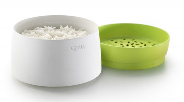 Il cuociriso di Lékué, distribuito da Schoenhuber, permette di cucinare riso e cereali nel microonde, in pochi minuti, nel modo più facile e veloce: basta inserire il riso e l’acqua nel contenitore, coprirlo con il coperchio ed inserirlo nel microonde per qualche minuto. Grazie al suo design, inoltre, è possibile servire il tutto direttamente sulla tavola. Ha una capacità di 1000 ml, misura L 170 x P 170 x H 178 x Ø 131 mm. Prezzo circa 23,80 euro www.schoenhuber.com Il cuociriso di Lékué, distribuito da Schoenhuber, permette di cucinare riso e cereali nel microonde, in pochi minuti, nel modo più facile e veloce: basta inserire il riso e l’acqua nel contenitore, coprirlo con il coperchio ed inserirlo nel microonde per qualche minuto. Grazie al suo design, inoltre, è possibile servire il tutto direttamente sulla tavola. Ha una capacità di 1000 ml, misura L 170 x P 170 x H 178 x Ø 131 mm. Prezzo circa 23,80 euro www.schoenhuber.com