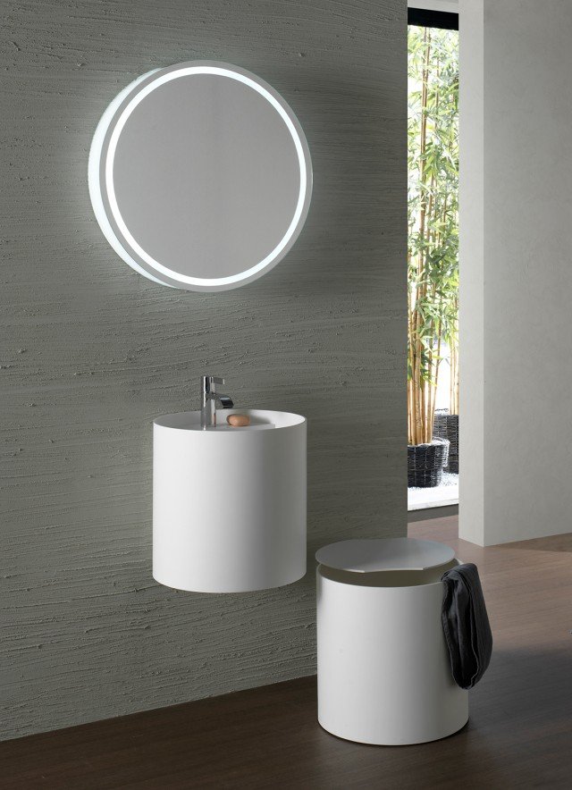 È realizzato in DuPontTM Corian®, lo specchio della serie Crono di Naos Wellness Design. Dotato di profilo luminoso frontale e luce LED integrata, ha cornice retroilluminata. Il diametro è di 70 cm. Prezzo, Iva esclusa, 997 euro. www.designelementi.it È realizzato in DuPontTM Corian®, lo specchio della serie Crono di Naos Wellness Design. Dotato di profilo luminoso frontale e luce LED integrata, ha cornice retroilluminata. Il diametro è di 70 cm. Prezzo, Iva esclusa, 997 euro. www.designelementi.it