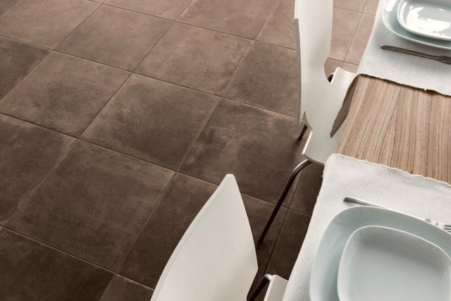 La collezione Memory Mood di Panaria in gres colorato in massa è ispirata alle piastrelle di cemento artigianale di un tempo. Qui in colore Copper (marrone scuro), è disponibile in altri cinque colori, tutti abbinabili tra loro. Nel formato 45,2 x 45,2 cm, con spessore 9 mm. Prezzo al m², Iva esclusa, 44,96 euro. www.panaria.it La collezione Memory Mood di Panaria in gres colorato in massa è ispirata alle piastrelle di cemento artigianale di un tempo. Qui in colore Copper (marrone scuro), è disponibile in altri cinque colori, tutti abbinabili tra loro. Nel formato 45,2 x 45,2 cm, con spessore 9 mm. Prezzo al m², Iva esclusa, 44,96 euro. www.panaria.it