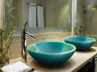 Lavabo soprapiano Goccia di Franco Pecchioli, in ceramica smaltata nel colore Fan 21 ‘Muschio'. Lavabo soprapiano Goccia di Franco Pecchioli, in ceramica smaltata nel colore Fan 21 ‘Muschio'.