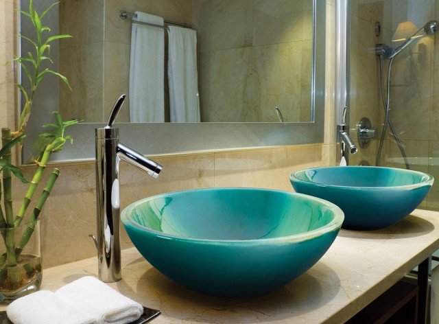 Lavabo soprapiano Goccia di Franco Pecchioli, in ceramica smaltata nel colore Fan 21 ‘Muschio'. Lavabo soprapiano Goccia di Franco Pecchioli, in ceramica smaltata nel colore Fan 21 ‘Muschio'.