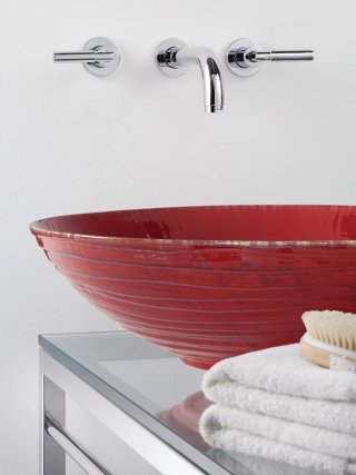 Lavabo soprapiano Onde di Franco Pecchioli, in ceramica smaltata con decori esterni Lavabo soprapiano Onde di Franco Pecchioli, in ceramica smaltata con decori esterni