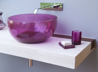 Lavabo da appoggio Pouf di Regia realizzato in Tecnoglass viola Lavabo da appoggio Pouf di Regia realizzato in Tecnoglass viola