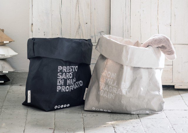 Di Essent’ial, i Sacconi biancheria - pratici ed eleganti, per contenere la biancheria sporca e Saccacci per la raccolta differenziata (carta, vetro, plastica), Disponibili in avana, grigio e nero, sono lavabili in lavatrice a 30°. Saccaccio: 30 x 16 x H 62 cm e Saccone 50 x 23 x H 80 cm. www.essent-ial.com Di Essent’ial, i Sacconi biancheria - pratici ed eleganti, per contenere la biancheria sporca e Saccacci per la raccolta differenziata (carta, vetro, plastica), Disponibili in avana, grigio e nero, sono lavabili in lavatrice a 30°. Saccaccio: 30 x 16 x H 62 cm e Saccone 50 x 23 x H 80 cm. www.essent-ial.com