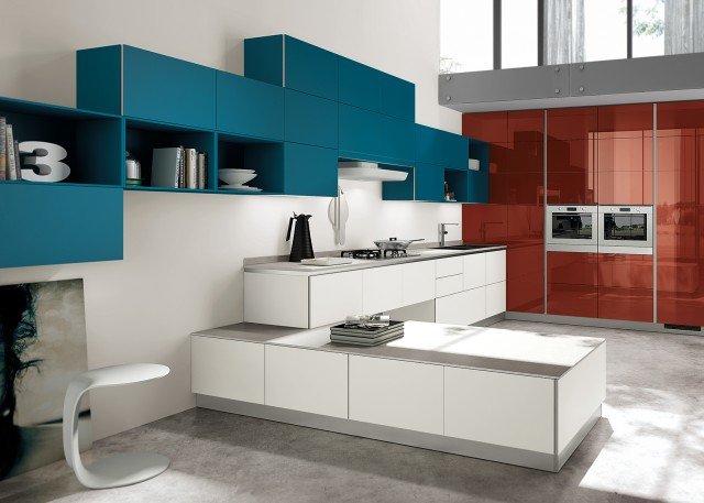 cucina con pensili petrolio e mobile rosso Tetrix 3_11 di Scavolini cucina con pensili petrolio e mobile rosso Tetrix 3_11 di Scavolini