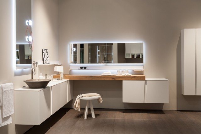 La specchiera Link di Scavolini Bathrooms è dotata di lampade Magnetique con LED da 3,5 W che si fissano con magnete allo specchio, lungo il quale si possono spostare. Disponibile con una lunghezza fino a 200 cm, misura L 170 x H 50 cm. Prezzo su richiesta. www.scavolini.com La specchiera Link di Scavolini Bathrooms è dotata di lampade Magnetique con LED da 3,5 W che si fissano con magnete allo specchio, lungo il quale si possono spostare. Disponibile con una lunghezza fino a 200 cm, misura L 170 x H 50 cm. Prezzo su richiesta. www.scavolini.com