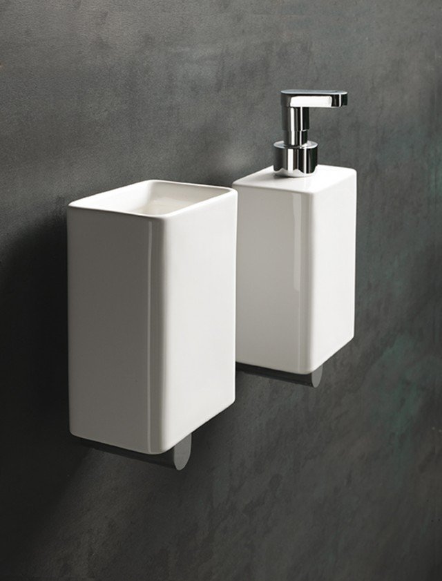 dosatore di sapone in ceramica a parete serie Living di Stilhaus dosatore di sapone in ceramica a parete serie Living di Stilhaus