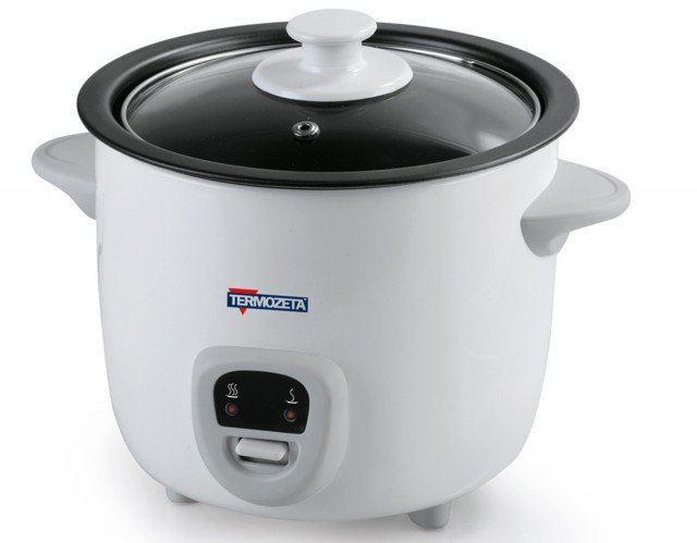 Cuoci riso Cod. 73888 di Termozeta per tutti i tipi di riso, dotato di contenitore di cottura antiaderente removibile, funzione mantenimento a caldo, coperchio in vetro, led indicatore, dosatore per acqua/riso, cucchiaio, piedini antiscivolo, impugnatura laterale,. Capacità 1 litro e potenza 300 W. Prezzo: 29,90 euro www.termozeta.com Cuoci riso Cod. 73888 di Termozeta per tutti i tipi di riso, dotato di contenitore di cottura antiaderente removibile, funzione mantenimento a caldo, coperchio in vetro, led indicatore, dosatore per acqua/riso, cucchiaio, piedini antiscivolo, impugnatura laterale,. Capacità 1 litro e potenza 300 W. Prezzo: 29,90 euro www.termozeta.com