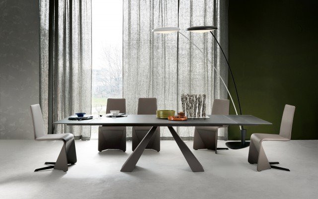 Il tavolo allungabile Eliot Drive di Cattelan Italia con base in acciaio verniciato goffrato bianco, graphite o inox satinato, ha piano e prolunghe in cristallo 12mm extrachiaro verniciato bianco o graphite o extrachiaro acidato bianco o graphite. Prezzo nella misura L 236 x P 90 x H 75 cm, 2.359 euro. www.cattelanitalia.com Il tavolo allungabile Eliot Drive di Cattelan Italia con base in acciaio verniciato goffrato bianco, graphite o inox satinato, ha piano e prolunghe in cristallo 12mm extrachiaro verniciato bianco o graphite o extrachiaro acidato bianco o graphite. Prezzo nella misura L 236 x P 90 x H 75 cm, 2.359 euro. www.cattelanitalia.com