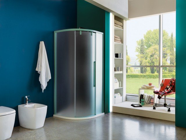 Ha tre ante la cabina doccia Acrux Atelier di Samo tondo scorrevole e senza profili inferiori. Due ante sono fisse laterali con spessore di 6 mm, mentre quella frontale è apribile di 8 mm. Con pannelli in vetro temperato satinato Acqua, ha profili in alluminio di colore turchese Sfacciato. Misura L 87/89 x H 200 cm, l’apertura è di 40 cm. Prezzo Iva esclusa, 1.721 euro. www.samo.it Ha tre ante la cabina doccia Acrux Atelier di Samo tondo scorrevole e senza profili inferiori. Due ante sono fisse laterali con spessore di 6 mm, mentre quella frontale è apribile di 8 mm. Con pannelli in vetro temperato satinato Acqua, ha profili in alluminio di colore turchese Sfacciato. Misura L 87/89 x H 200 cm, l’apertura è di 40 cm. Prezzo Iva esclusa, 1.721 euro. www.samo.it