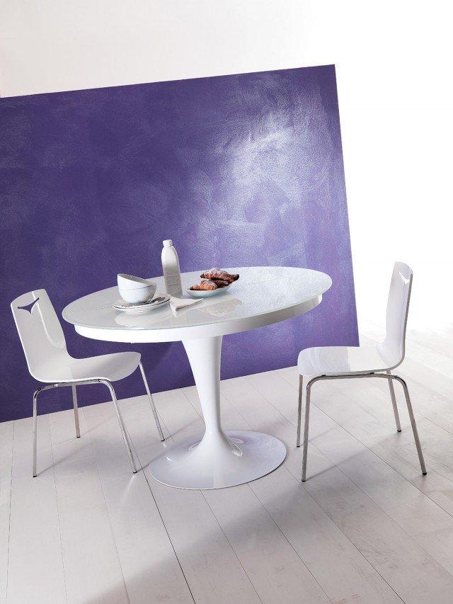 Il tavolo da pranzo allungabile Eclipse di Ozzio Design ha base in metallo, piano in cristallo e allunga centrale in nobilitato in tinta. Ha diametro di 118 cm e è alto 75 cm. Prezzo 1.927 euro. www.ozzio.com Il tavolo da pranzo allungabile Eclipse di Ozzio Design ha base in metallo, piano in cristallo e allunga centrale in nobilitato in tinta. Ha diametro di 118 cm e è alto 75 cm. Prezzo 1.927 euro. www.ozzio.com