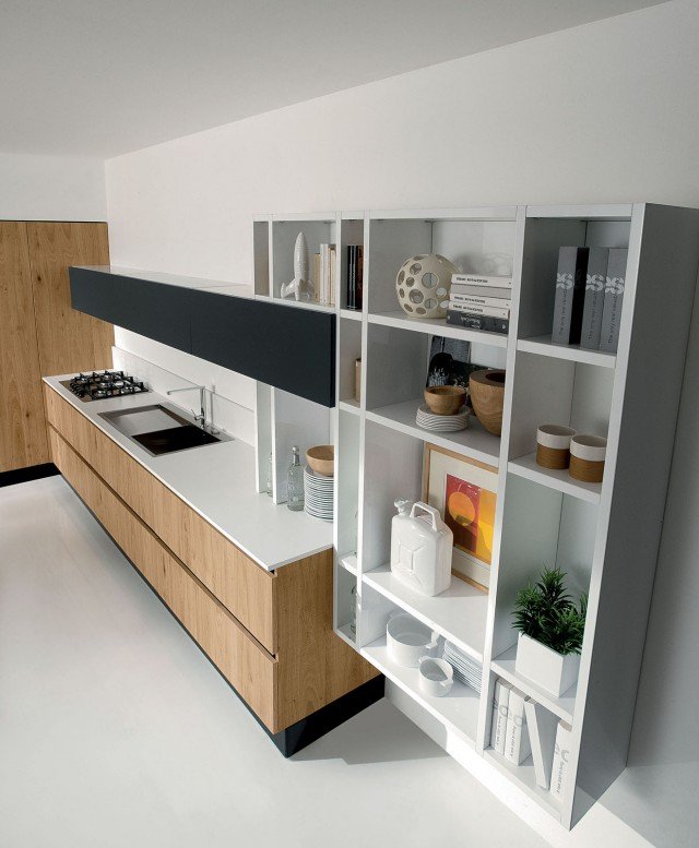 Una vera e propria libreria che si collega direttamente ai pensili per Volare di Aran Cucine, il modello elegante e pratico che ha le basi realizzate in pregiato rovere naturale nodato tranché impreziosito dalla venatura a vista. Le ante si aprono per mezzo di una gola. Un modulo base con anta rovere da 60 cm, prezzo 374 euro. ww.arancucine.it Una vera e propria libreria che si collega direttamente ai pensili per Volare di Aran Cucine, il modello elegante e pratico che ha le basi realizzate in pregiato rovere naturale nodato tranché impreziosito dalla venatura a vista. Le ante si aprono per mezzo di una gola. Un modulo base con anta rovere da 60 cm, prezzo 374 euro. ww.arancucine.it
