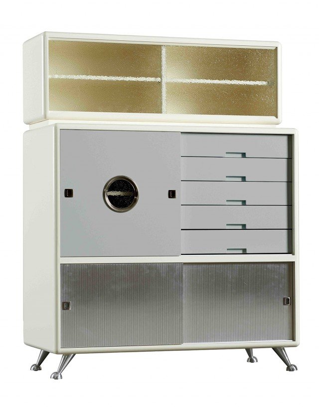 Ispirazione vintage per la credenza di Dialma Brown che ricorda i mobili dei tinelli degli anni Cinquanta. L 128 x P 60 x H 168 cm. Prezzo: 3.162 euro. www.dialmabrown.it Ispirazione vintage per la credenza di Dialma Brown che ricorda i mobili dei tinelli degli anni Cinquanta. L 128 x P 60 x H 168 cm. Prezzo: 3.162 euro. www.dialmabrown.it