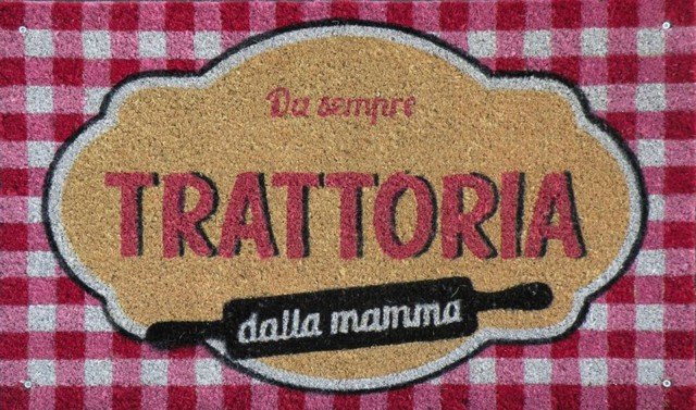 Old style ma con brio: lo zerbino Trattoria di Gift company è realizzato in fibra di cocco e misura L 74 x P 44 cm. Prezzo 29,90 euro. www.giftcompany.it Old style ma con brio: lo zerbino Trattoria di Gift company è realizzato in fibra di cocco e misura L 74 x P 44 cm. Prezzo 29,90 euro. www.giftcompany.it