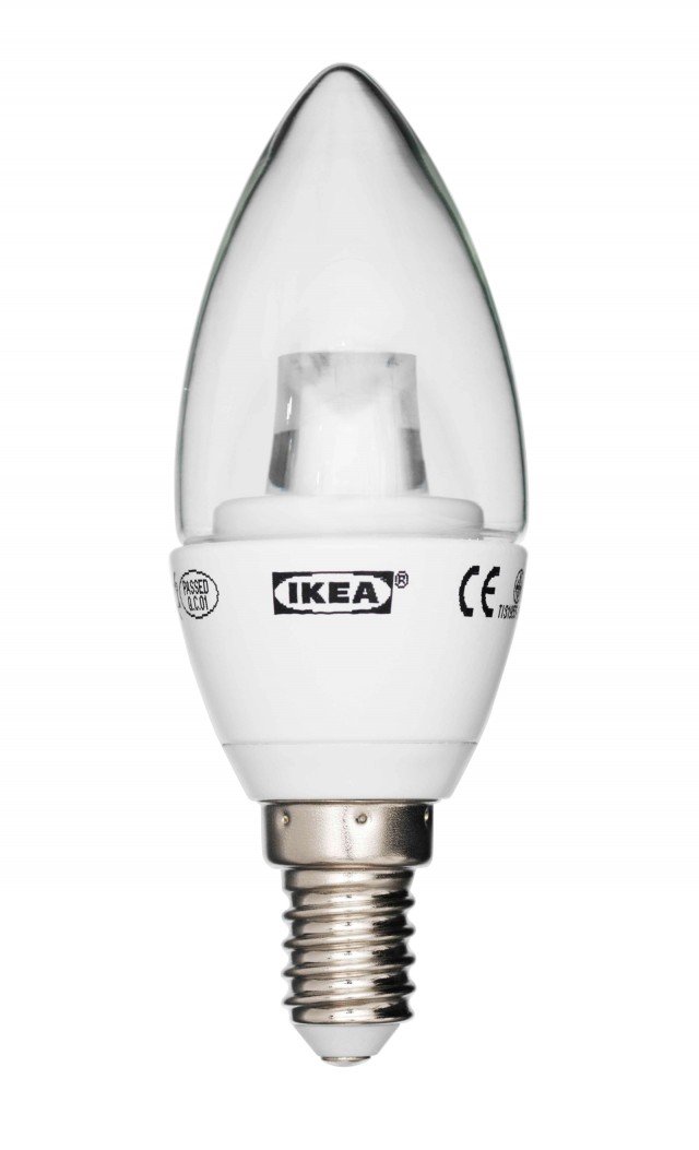 Emette una luce a led bianca calda il modello Ledare di Ikea; a fronte di un consumo di soli 4 Watt emette 200 lumen, che corrispondono all'incirca alla luce emessa da una lampadina a incandescenza da 25 Watt. Durata: circa 25.000 ore. Prezzo 4,99 euro. www.ikea.com Emette una luce a led bianca calda il modello Ledare di Ikea; a fronte di un consumo di soli 4 Watt emette 200 lumen, che corrispondono all'incirca alla luce emessa da una lampadina a incandescenza da 25 Watt. Durata: circa 25.000 ore. Prezzo 4,99 euro. www.ikea.com