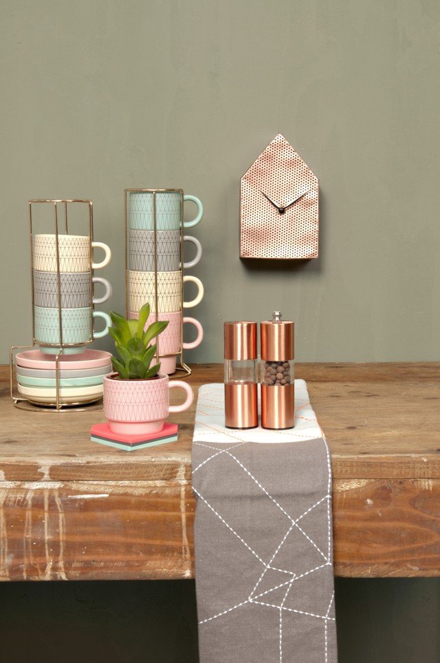 Fanno parte della collezione tavola di Present time il set espresso Gem in 4 colori (Ø 7 x H 6 cm, prezzo 27 euro), la tovaglietta Unfolded blush color (da L 30 x H 45 cm, prezzo 10 euro) e il set sale & pepe Grinder Ritzy placcato rame (da Ø 3,8 x H 13,2 cm, prezzo 22 euro). www.presenttime.com Fanno parte della collezione tavola di Present time il set espresso Gem in 4 colori (Ø 7 x H 6 cm, prezzo 27 euro), la tovaglietta Unfolded blush color (da L 30 x H 45 cm, prezzo 10 euro) e il set sale & pepe Grinder Ritzy placcato rame (da Ø 3,8 x H 13,2 cm, prezzo 22 euro). www.presenttime.com