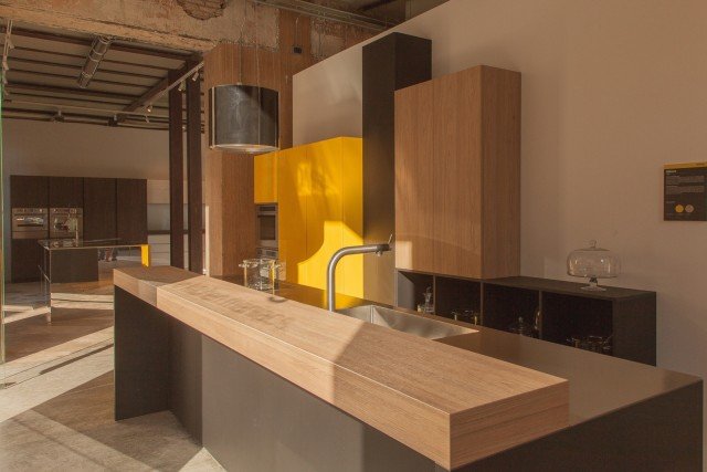 Il gruppo Del Tongo, pioniere delle cucine modulari, è attivo dal 1954. Il quartier generale dell'azienda si trova a Tegoleto, in provincia di Arezzo, e ospiterà nei prossimi mesi anche un museo celebrativo. In foto, un dettaglio del nuovo flagship store milanese. www.gruppodeltongo.com Il gruppo Del Tongo, pioniere delle cucine modulari, è attivo dal 1954. Il quartier generale dell'azienda si trova a Tegoleto, in provincia di Arezzo, e ospiterà nei prossimi mesi anche un museo celebrativo. In foto, un dettaglio del nuovo flagship store milanese. www.gruppodeltongo.com