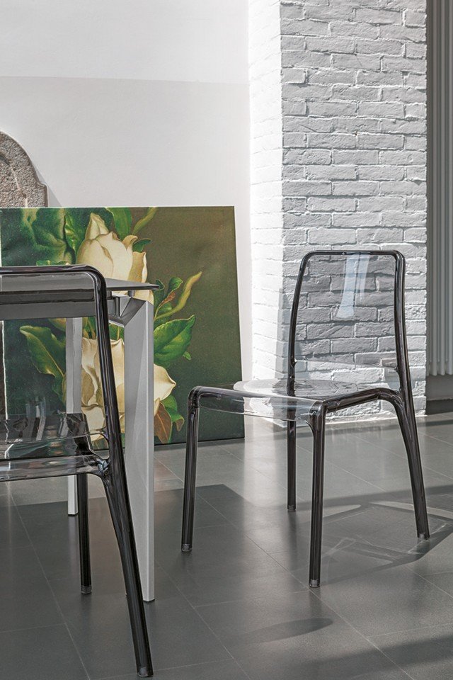 La sedia in policarbonato Futura di Target Point è impilabile. adatta a cucina e soggiorno, è disponibile in quattro colori. Misura L 49 x P 57 x H 82 cm. Prezzo 169 euro. www.targetpoint.it La sedia in policarbonato Futura di Target Point è impilabile. adatta a cucina e soggiorno, è disponibile in quattro colori. Misura L 49 x P 57 x H 82 cm. Prezzo 169 euro. www.targetpoint.it