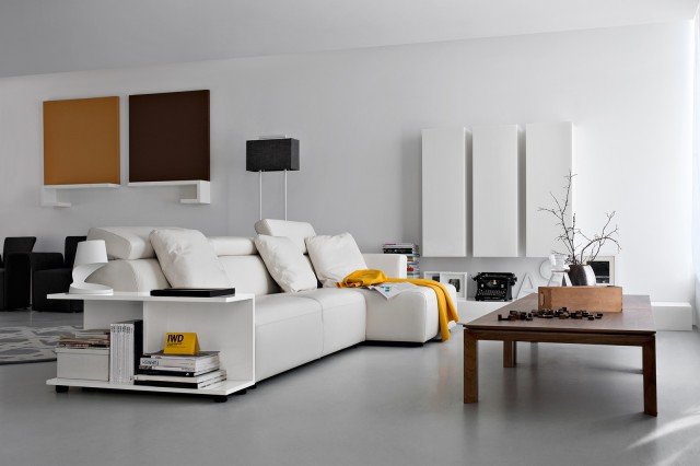 Divano Upgrade, Calligaris, con struttura in Massello di abete e multistrato e tamponamento in faesite. Piedi antiscivolo in tecnopolimero a scomparsa. Lo schienale è regolabile in diverse posizioni con meccanismo a scatto in metallo cromato a vista. Il rivestimento è in tessuto totalmente sfoderabile o in pelle non sfoderabile. Il bracciolo della libreria è disponibile solo in metallo laccato bianco. Misure L 294 P 142 (chaise longue) X P 102 (moduli centrali) X H 75/93 – bracciolo L 30 P 95 H 47 cm. Prezzo al pubblico: € 2.414,00 + bracciolo € 314,00 con rivestimento in tessuto Melrose bianco (misto Cotone-Poliestere) www.calligaris.it Divano Upgrade, Calligaris, con struttura in Massello di abete e multistrato e tamponamento in faesite. Piedi antiscivolo in tecnopolimero a scomparsa. Lo schienale è regolabile in diverse posizioni con meccanismo a scatto in metallo cromato a vista. Il rivestimento è in tessuto totalmente sfoderabile o in pelle non sfoderabile. Il bracciolo della libreria è disponibile solo in metallo laccato bianco. Misure L 294 P 142 (chaise longue) X P 102 (moduli centrali) X H 75/93 – bracciolo L 30 P 95 H 47 cm. Prezzo al pubblico: € 2.414,00 + bracciolo € 314,00 con rivestimento in tessuto Melrose bianco (misto Cotone-Poliestere) www.calligaris.it