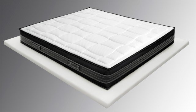 Charlotte di Valflex sfrutta l’elasticità delle sfere poliuretaniche a densità differenziata contenute all'interno della lastra in MindFoam® Memory Effect. Sfoderabile, ha una fascia laterale 3D Air System che favorisce la traspirazione. Prodotto in vari formati standard e fuori misura. Prezzo su richiesta. www.valflex.com Charlotte di Valflex sfrutta l’elasticità delle sfere poliuretaniche a densità differenziata contenute all'interno della lastra in MindFoam® Memory Effect. Sfoderabile, ha una fascia laterale 3D Air System che favorisce la traspirazione. Prodotto in vari formati standard e fuori misura. Prezzo su richiesta. www.valflex.com