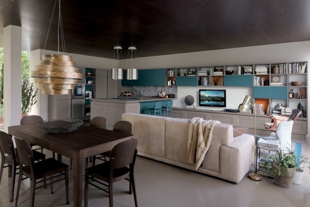 Un ambiente raffinato e senza barriere con Vintage di Veneta Cucine che, grazie ai numerosi elementi disponibili, crea una parete attrezzata che si fonde direttamente con gli arredi del living. Le ante hanno il telaio in legno e sono laccate Grigio Tundra e si alternano ai moduli laccati opaco Verde Petrolio. Prezzo su richiesta. www.venetacucine.com Un ambiente raffinato e senza barriere con Vintage di Veneta Cucine che, grazie ai numerosi elementi disponibili, crea una parete attrezzata che si fonde direttamente con gli arredi del living. Le ante hanno il telaio in legno e sono laccate Grigio Tundra e si alternano ai moduli laccati opaco Verde Petrolio. Prezzo su richiesta. www.venetacucine.com