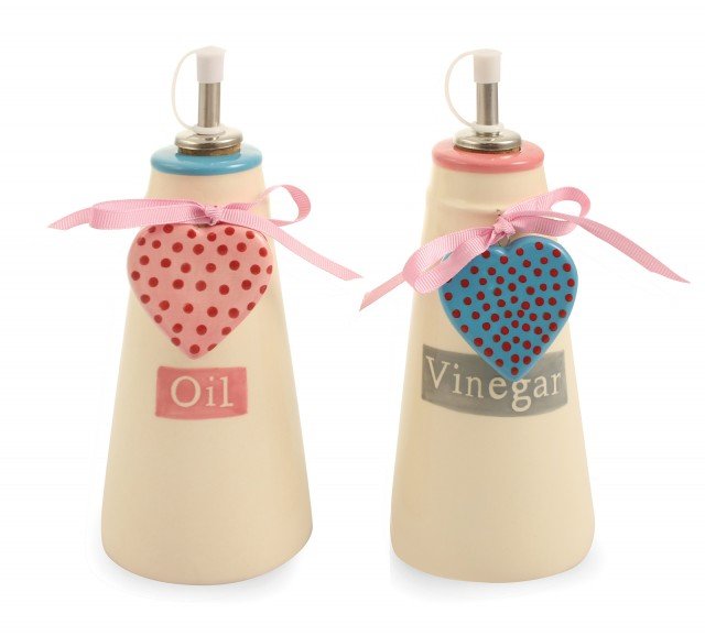 Set olio aceto della linea Romance di Villa d'Este Home Tivoli. È realizzato in ceramica con tappo in plastica e erogatore in acciaio inox. Ø 7 x H 19 cm. Prezzo 21 euro. www.villadestehometivoli.it Set olio aceto della linea Romance di Villa d'Este Home Tivoli. È realizzato in ceramica con tappo in plastica e erogatore in acciaio inox. Ø 7 x H 19 cm. Prezzo 21 euro. www.villadestehometivoli.it