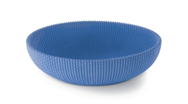 È realizzato con una malta composta di cemento, sabbia e fibre di vetro il centrotavola La trama e l'ordito di Alessi che simula una texture intrecciata. In due varianti, rosso o azzurro. L 40 x P 30 x H 12 cm. Prezzo su richiesta. www.alessi.com È realizzato con una malta composta di cemento, sabbia e fibre di vetro il centrotavola La trama e l'ordito di Alessi che simula una texture intrecciata. In due varianti, rosso o azzurro. L 40 x P 30 x H 12 cm. Prezzo su richiesta. www.alessi.com