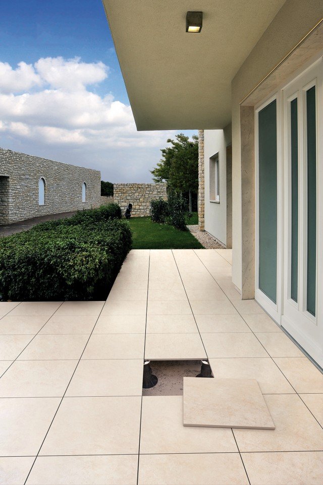 È realizzato in pietra naturale strutturata il pavimento CM2 Pietre Naturali High-Tech della collezione Crema Europa di Ariostea. Adatto per uso esterno, può essere agevolmente ispezionato. Disponibile nel formato 60 x 60 cm, ha spessore di 20 mm. Prezzo su richiesta. www.ariostea.it È realizzato in pietra naturale strutturata il pavimento CM2 Pietre Naturali High-Tech della collezione Crema Europa di Ariostea. Adatto per uso esterno, può essere agevolmente ispezionato. Disponibile nel formato 60 x 60 cm, ha spessore di 20 mm. Prezzo su richiesta. www.ariostea.it