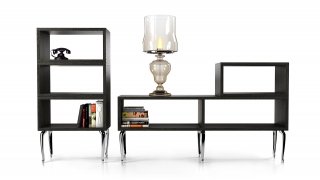 La famiglia Bassotti di Moooi (design Marcel Wanders) assolve con ironia e ingombro ridotto la doppia funzione di contenitore a vista per libri e oggetti e di discreto divisorio dello spazio. La struttura, componibile a piacere in altezza e in larghezza, è di impiallacciato di quercia, mentre le gambe sagomate sono di alluminio cromato. Misure L 72 e 180 x P 40 x H 52 e 71 cm. Prezzo su richiesta. www.moooi.com La famiglia Bassotti di Moooi (design Marcel Wanders) assolve con ironia e ingombro ridotto la doppia funzione di contenitore a vista per libri e oggetti e di discreto divisorio dello spazio. La struttura, componibile a piacere in altezza e in larghezza, è di impiallacciato di quercia, mentre le gambe sagomate sono di alluminio cromato. Misure L 72 e 180 x P 40 x H 52 e 71 cm. Prezzo su richiesta. www.moooi.com