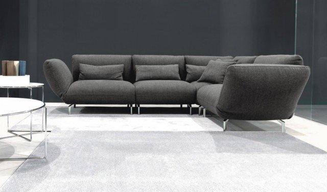 Divano Atlante, Doimosalotti, disponibile nella versione componibile, è dotato di un elegante meccanismo poggiatesta che permette con un semplice movimento di alzare lo schienale di ben 10 cm. A conferma della sua vocazione al massimo comfort, le sedute da 68, 83 e 93 cm. sono dotate di un meccanismo che consente i farle scorrere in avanti di 18 cm, ottenendo così una seduta molto profonda. Il bracciolo da 28 cm, a richiesta, è dotato di un binario dove poter agganciare ben 4 tipi di accessori diversi che permettono di personalizzare e rendere ancora più funzionale il proprio salotto. Atlante è rivestibile in tessuto, ecopelle, microfibra o pelle ed è completamente sfoderabile. Misure: cm 242 x 103/121 x 87 cm Prezzo. www.doimosalotti.it Divano Atlante, Doimosalotti, disponibile nella versione componibile, è dotato di un elegante meccanismo poggiatesta che permette con un semplice movimento di alzare lo schienale di ben 10 cm. A conferma della sua vocazione al massimo comfort, le sedute da 68, 83 e 93 cm. sono dotate di un meccanismo che consente i farle scorrere in avanti di 18 cm, ottenendo così una seduta molto profonda. Il bracciolo da 28 cm, a richiesta, è dotato di un binario dove poter agganciare ben 4 tipi di accessori diversi che permettono di personalizzare e rendere ancora più funzionale il proprio salotto. Atlante è rivestibile in tessuto, ecopelle, microfibra o pelle ed è completamente sfoderabile. Misure: cm 242 x 103/121 x 87 cm Prezzo. www.doimosalotti.it