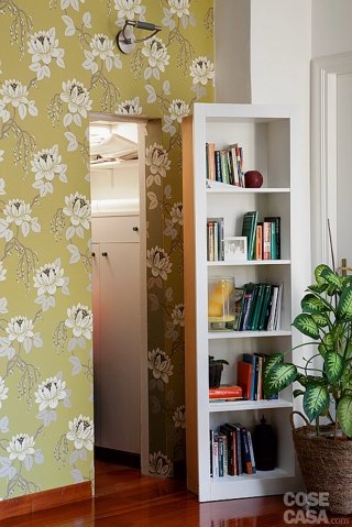 Un ripostiglio “segreto” è stato ricavato sfruttando il sottoscala, che nel punto più alto raggiunge i 210 cm. Il vano, attrezzato con armadiature e cassetti che seguono l’inclinazione della rampa, ha un sistema di chiusura che lo rende all’occorrenza completamente invisibile perché una porta / libreria autoportante, realizzata su misura, ne copre perfettamente l’accesso. La struttura si sposta su piccole rotelle, nascoste dal bordo inferiore, che facilitano così l’apertura. • Tappezzeria parete della scala: Romo. Un ripostiglio “segreto” è stato ricavato sfruttando il sottoscala, che nel punto più alto raggiunge i 210 cm. Il vano, attrezzato con armadiature e cassetti che seguono l’inclinazione della rampa, ha un sistema di chiusura che lo rende all’occorrenza completamente invisibile perché una porta / libreria autoportante, realizzata su misura, ne copre perfettamente l’accesso. La struttura si sposta su piccole rotelle, nascoste dal bordo inferiore, che facilitano così l’apertura. • Tappezzeria parete della scala: Romo.