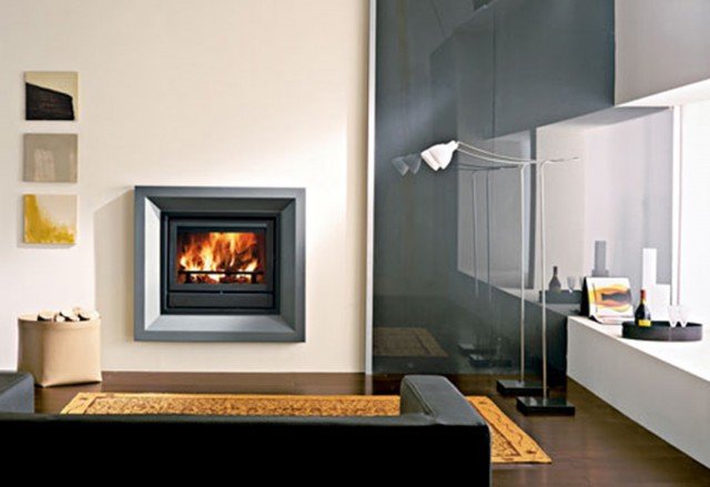Inserto a legna Luce di Edilkamin con cornice Iron in acciaio verniciato grigio scuro. Frontale in acciaio e interno in ghisa. Disponibile con circolazione dell’aria calda a convezione naturale o a ventilazione forzata. Nella versione più piccola, con ventilazione forzata e 10,5 kW di potenza utile, misura L 65 x P 45 x H 56 cm e costa (rivestimento escluso) 1.992,60 euro. www.edilkamin.it Inserto a legna Luce di Edilkamin con cornice Iron in acciaio verniciato grigio scuro. Frontale in acciaio e interno in ghisa. Disponibile con circolazione dell’aria calda a convezione naturale o a ventilazione forzata. Nella versione più piccola, con ventilazione forzata e 10,5 kW di potenza utile, misura L 65 x P 45 x H 56 cm e costa (rivestimento escluso) 1.992,60 euro. www.edilkamin.it